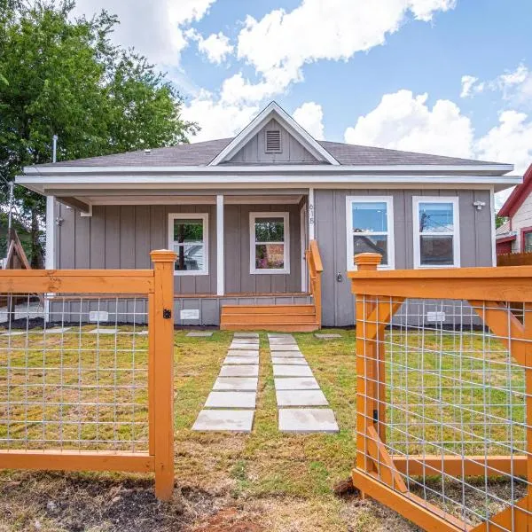 Seize the Moment 4BR3BA Gem w Downtown Views, hotel in San Antonio