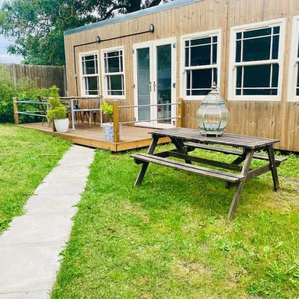 Gorgeous Wolds Hideaway, hotel in Belchford