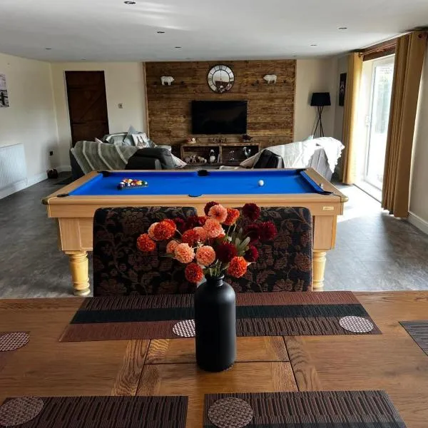 Luxury Country Lodge in Bretherton - Sleeps 4、Brethertonのホテル