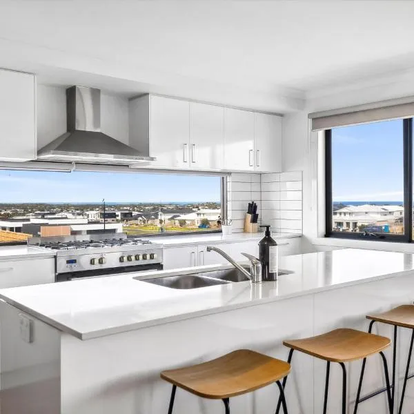 Spacious family home with pool and ocean views, hotel in Torquay