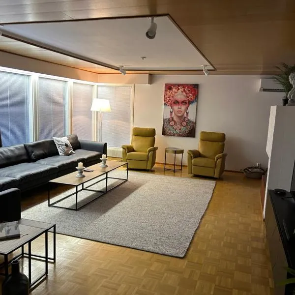 Villa Mänty 200 m2 Arkkitehdin suunnittelema kaupunkikoti Rauhallinen sijainti, Sauna, ilmainen pysäköinti, hotel a Seinäjoki