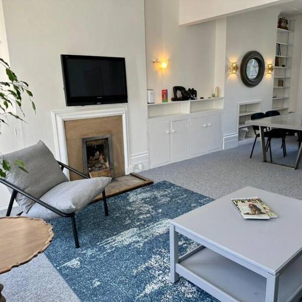 Chelsea Large 2 bed 2 Bath Sydney Street SW3, London