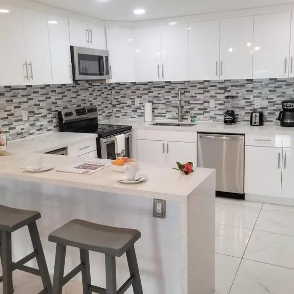 Modern 1 BR Condo, Steps from Beach, Free Parking!, Hotel in Sunny Isles Beach