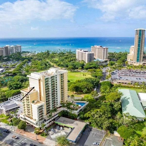 Private owned studio at Luana Hotel, partial ocean & city view, and no resort or extra fees!!!, hotel in Honolulu