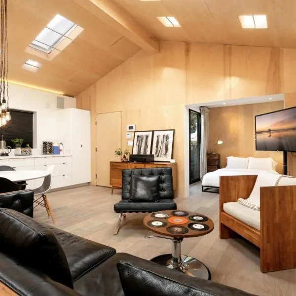 Venice Beach Bungalow by ArtSpace Locations, hotel in Los Angeles