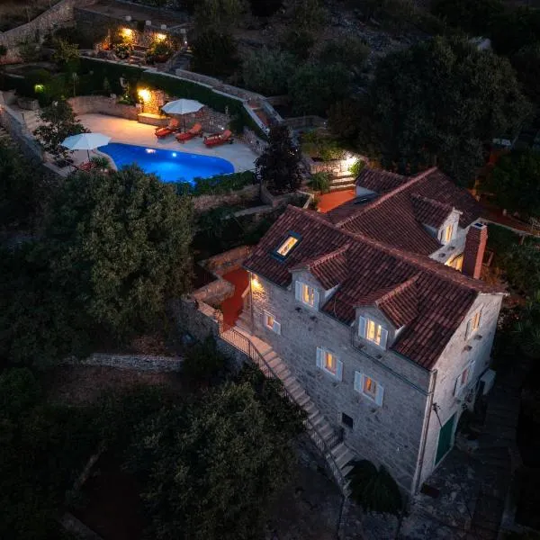 "Villa Kostela"-Villa in nature with 4 bedrooms, 2 bathrooms and 2 kitchens, hotel v destinaci Ložišće