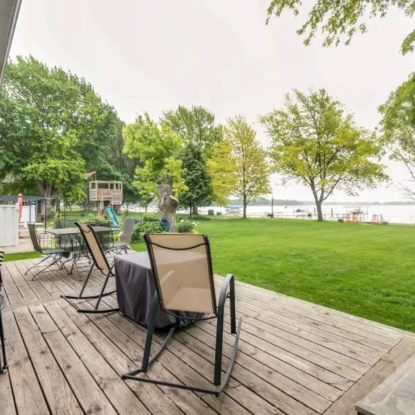 Waterfront Johnson Lake Getaway with Fire Pit!, hôtel à Johnson Lake