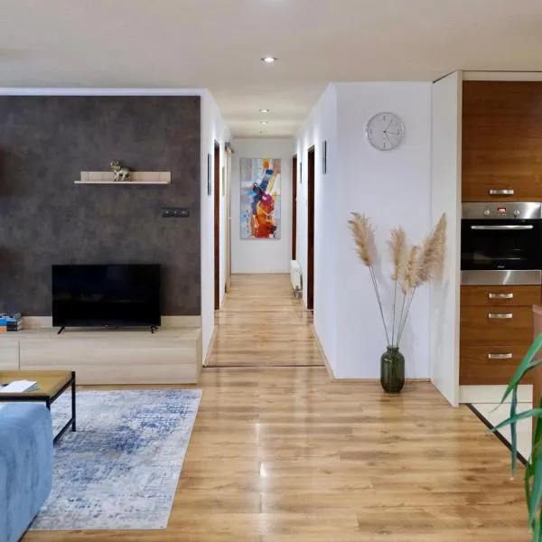 Trón Apartman 2, hotel v destinaci Siklós