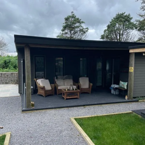 Garden Retreat Wales, hotel in Llandowror