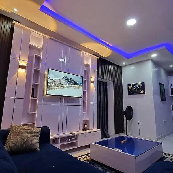 JKA 2-BEDROOM-Apt 24HRS POWER Unlimited WIFI , GARDEN PATIO AREA,FREE DAILY HOUSEKEEPING，位于拉各斯的酒店