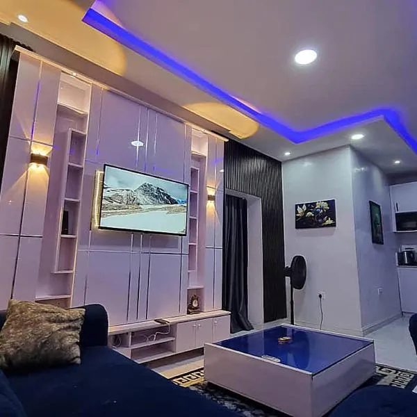 JKA 1-BEDROOM-Apt 24HRS POWER Unlimited WIFI , GARDEN PATIO AREA,FREE DAILY HOUSEKEEPING，位于拉各斯的酒店
