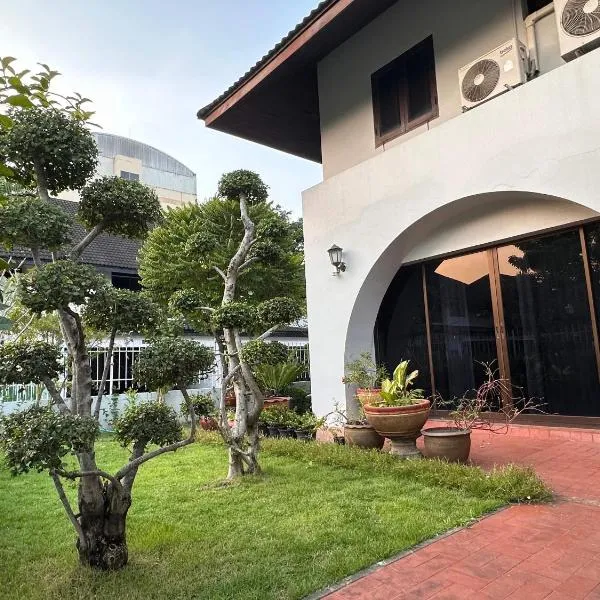 Newly-renovated Modern Private Thai Villa with Swimming Pool, hotel v destinaci Ban Khlong Samrong