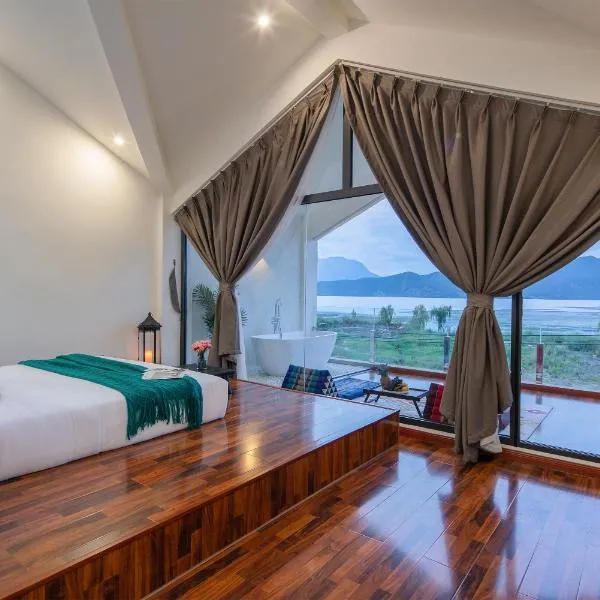 泸沽湖丨何遇小筑丨设计师湖景丨轻奢私享丨Holiday Villa, hotel di Zuosuo