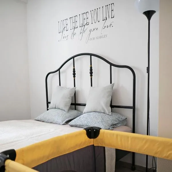 Cozy 2-room apt, Parking nearby, hotel in Staré Mesto
