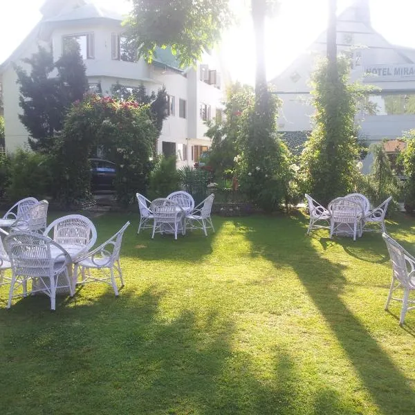 Hotel Mirage, hotel di Srinagar