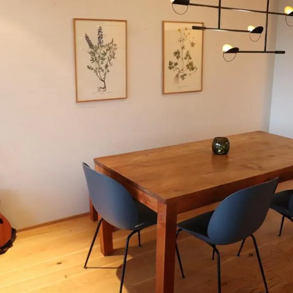 Stunning Townhouse by the lake, hótel í Reykjavík