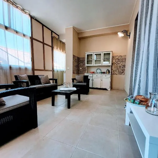 IL SOLE SUL MARE a 100 m dal lungomare di Stazzo, hotel a Stazzo