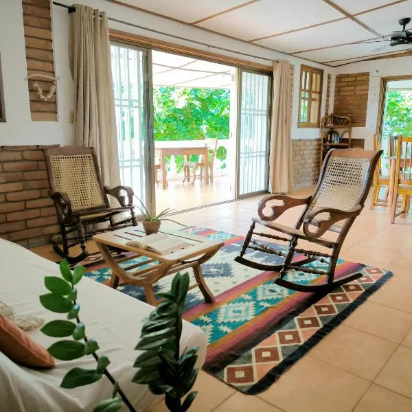 Hideout Surf House, hotel v destinaci El Tránsito