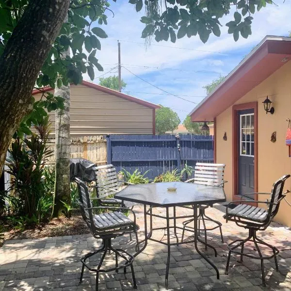 Cozy Bungalow, hotel en Winter Haven