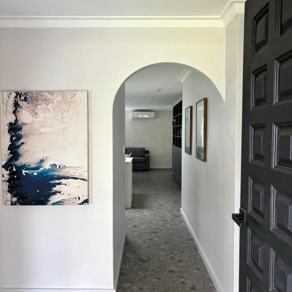 Versatile summer beach house or cosy winter retreat!, Hotel in Mandurah