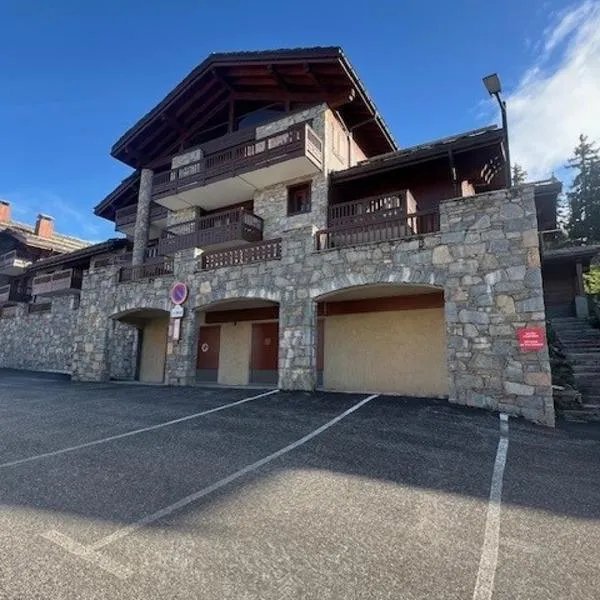 La Rosière centre, appartement 51 m2,3 pièces 2 chambres avec terrasse et parking couvert plein centre de la station, proche des pistes et commerces, ménage compris, hotel in La Rosière