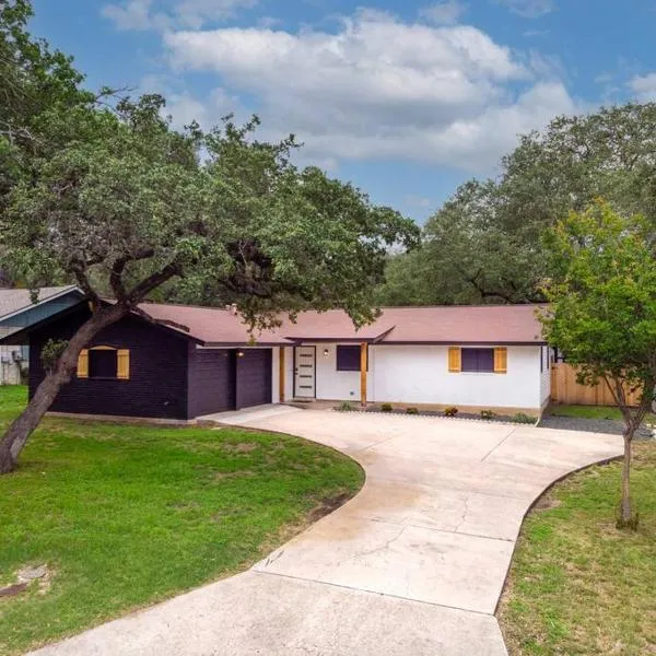 Home with Huge Fenced Yard, hotel in San Antonio