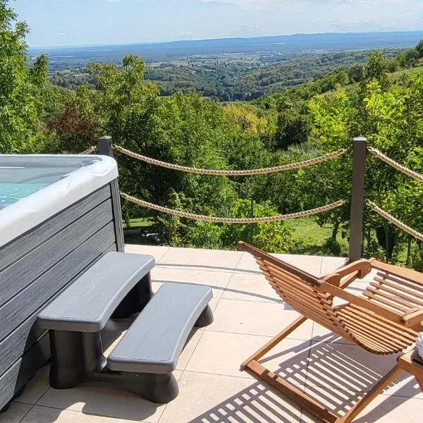 MOUNTAIN VILLA CARIN new Holiday House - 4 ROOMS - JACUZZI - PANORAMIC VIEW - free PARKING - near Zagreb - Samobor - Karlovac - Jastrebarsko, hotel v destinaci Jastrebarsko