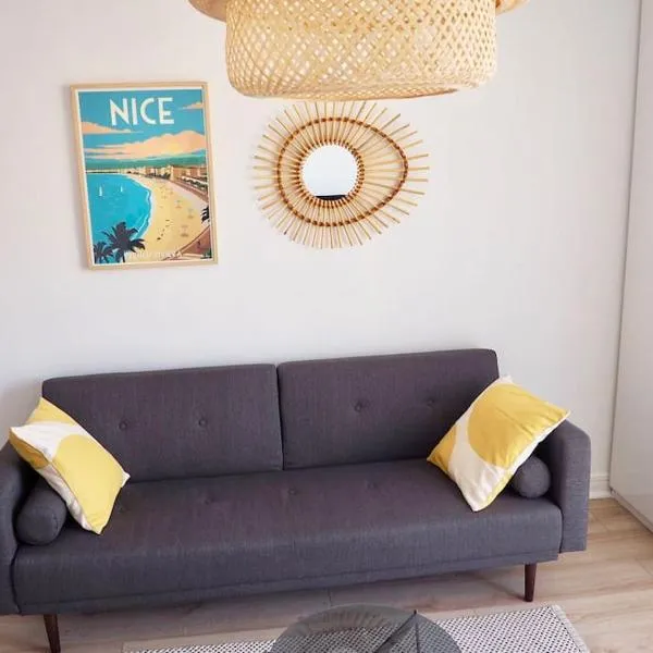 Appartement proche de Libération avec balcon ensoleillé, hotel i Nice