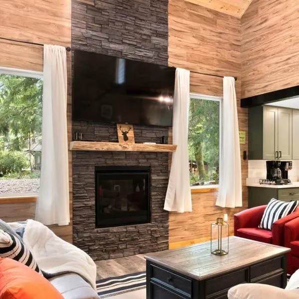 Luxe Chalet at Rainier Entrance with Hot Tub-AC-WiFi，位于阿什福德的酒店