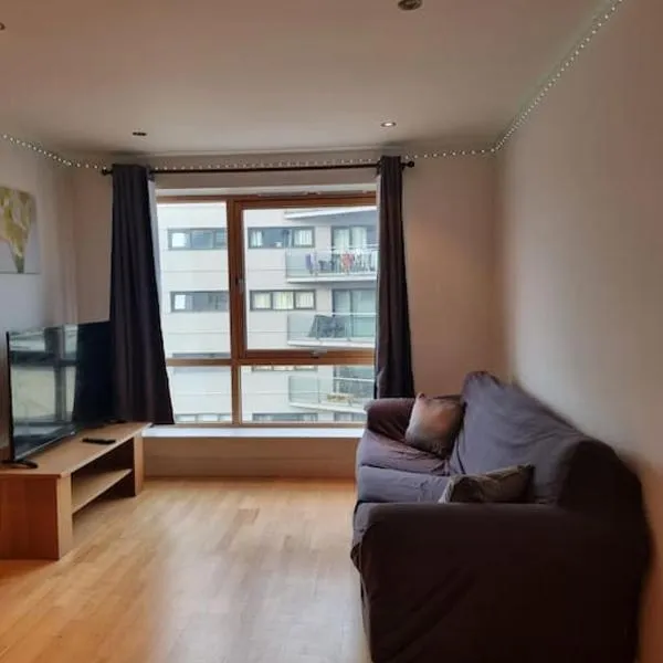 Modern apartment by Leeds dock, hotel in Hunslet