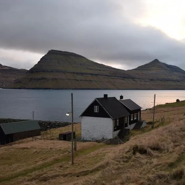 House by the ocean and majestic mountains, hotel u gradu Syðradalur