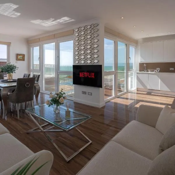 On The Beach Penthouse with Sea View - 3 bedrooms - Roof Balcony - Spa, Sauna, Gym and Pool - Sleeps 6, hotel in Brighton & Hove