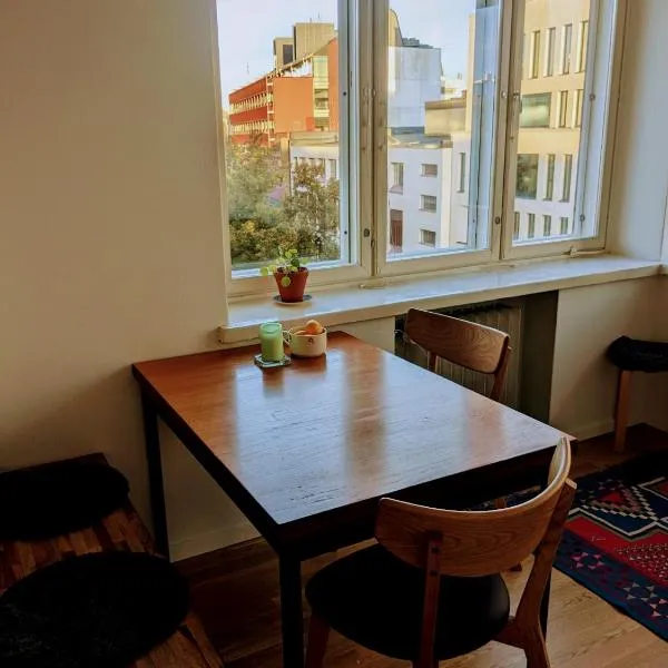 Artistic 2-Bedroom full of light, Hotel in Helsinki