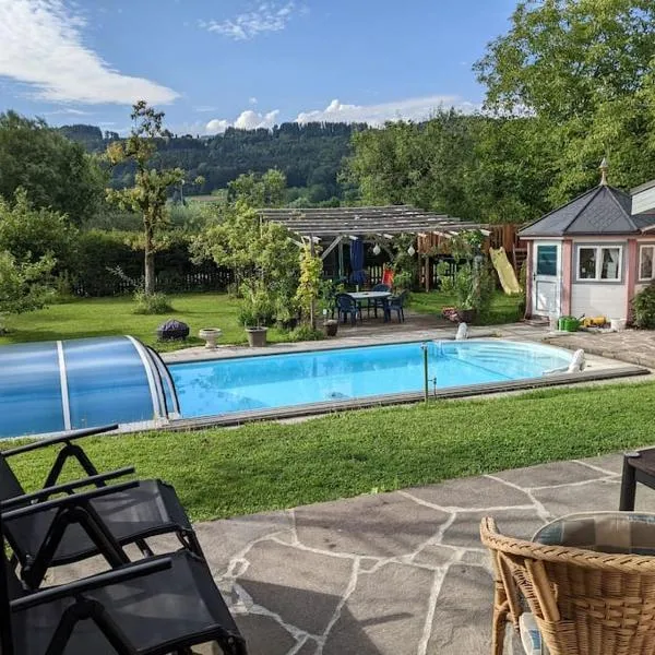 Schöne Wohnung mit Terrasse, Garten und-Pool, hotel v destinaci Thalgau