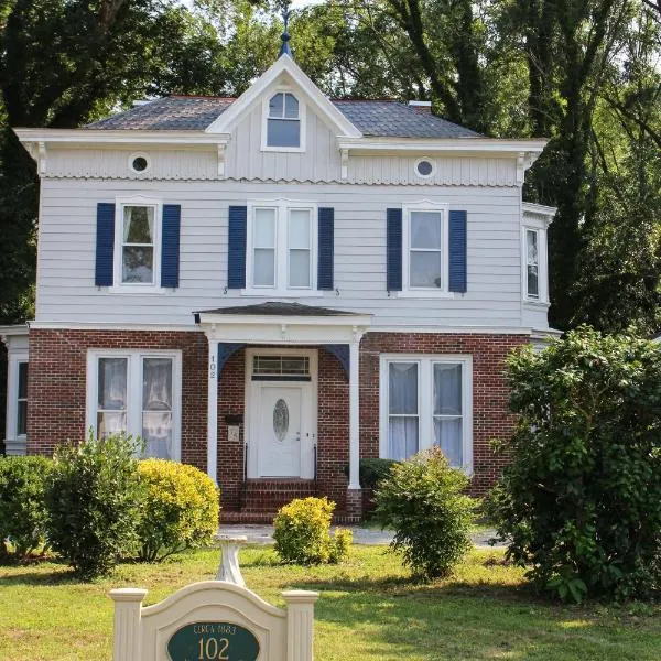 Newly Renovated Historic 6-Bedroom Manor, Where Timeless Elegance Meets Modern Luxury, hotel a Onancock