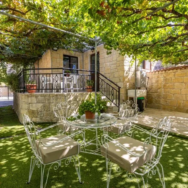 JP Pool House, hôtel à Trimiklini