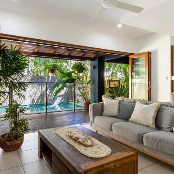Savannah Villa Elua with private Pool next to the Beach, hotel en Port Douglas
