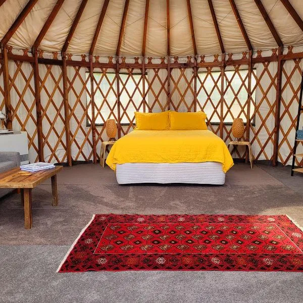 Mountain Yurt, Stunning Views, Near Wanaka, hotel in Hawea Flat