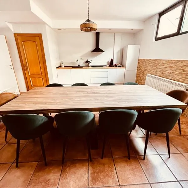 La Puerta de Viana, con desayuno, piscina y posibilidad Visita a bodega!，位于比亚纳的酒店