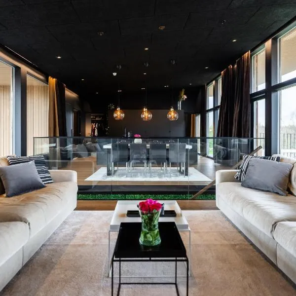 NEW luxury villa by the river, hotel v destinaci Rovaniemi