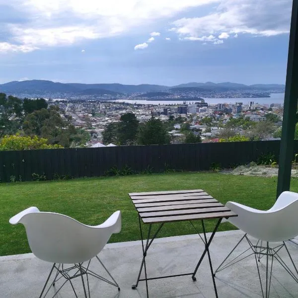 Hobart Retreat with City and Water View, hotel in West Hobart
