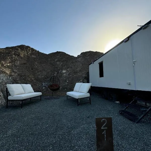 The Out, ξενοδοχείο σε Sinādil