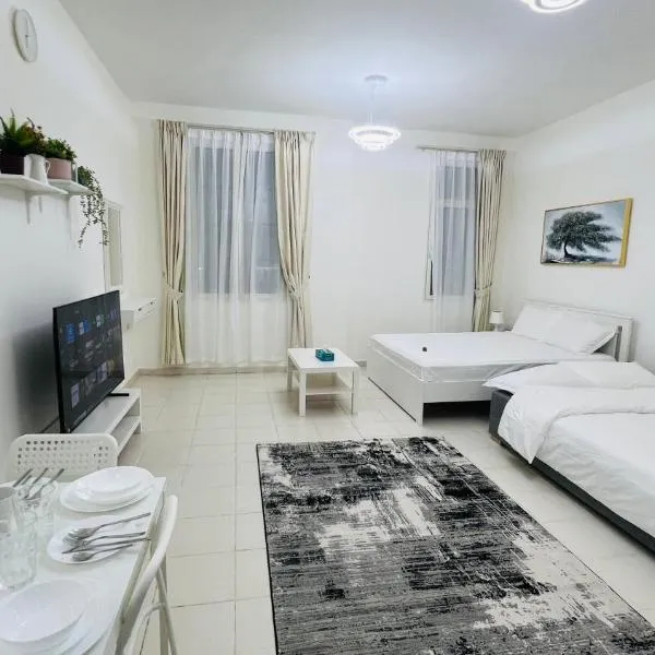 France cluster International city - Spacious Bright Furnished Studio apartment, hotel in Dubai