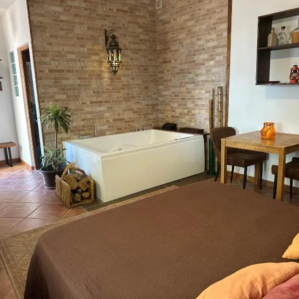 Romántico estudio rodeado de naturaleza con jacuzzi gigante, hotel in Félix