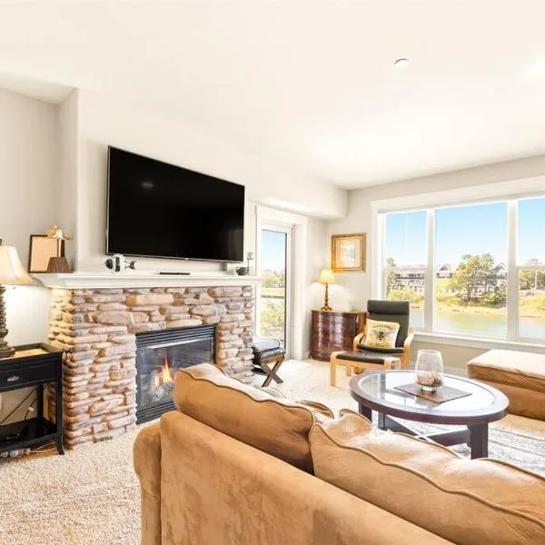 Seaside Waterfront condo walking to downtown and beach, ξενοδοχείο σε Seaside