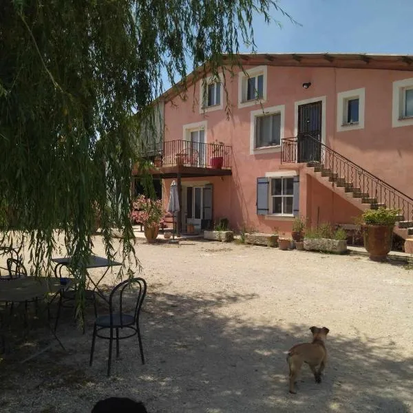 Ecurie Le Pas du Loup, hotel i Caumont-sur-Durance