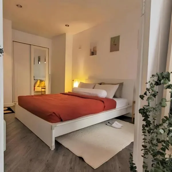 Cozy 1br walk to BTS and Airport Rail Link Close to Malls 11, hotel in Bangkok