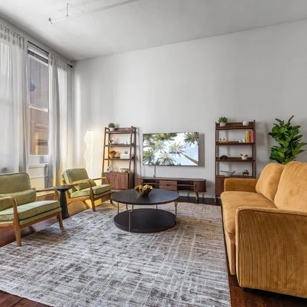 2BR Downtown Gem with Arcade games! - Sleeps 7 - Near Convention Center - Stadium, hotel in Indianapolis