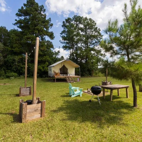 Boutique Glamping Stay by Lake Livingston, hotell sihtkohas Coldspring