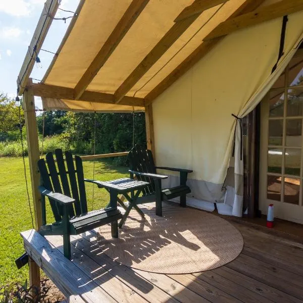 Cozy Nights Glamping by Sam Houston National Park, hotell sihtkohas Coldspring